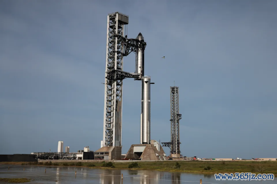 2026 年 7 月 22 日，得克萨斯州卡梅伦县 SpaceX 南得克萨斯发射基地，40 号飞船与 20 号助推器完成总装堆叠，备战第 13 次试飞。